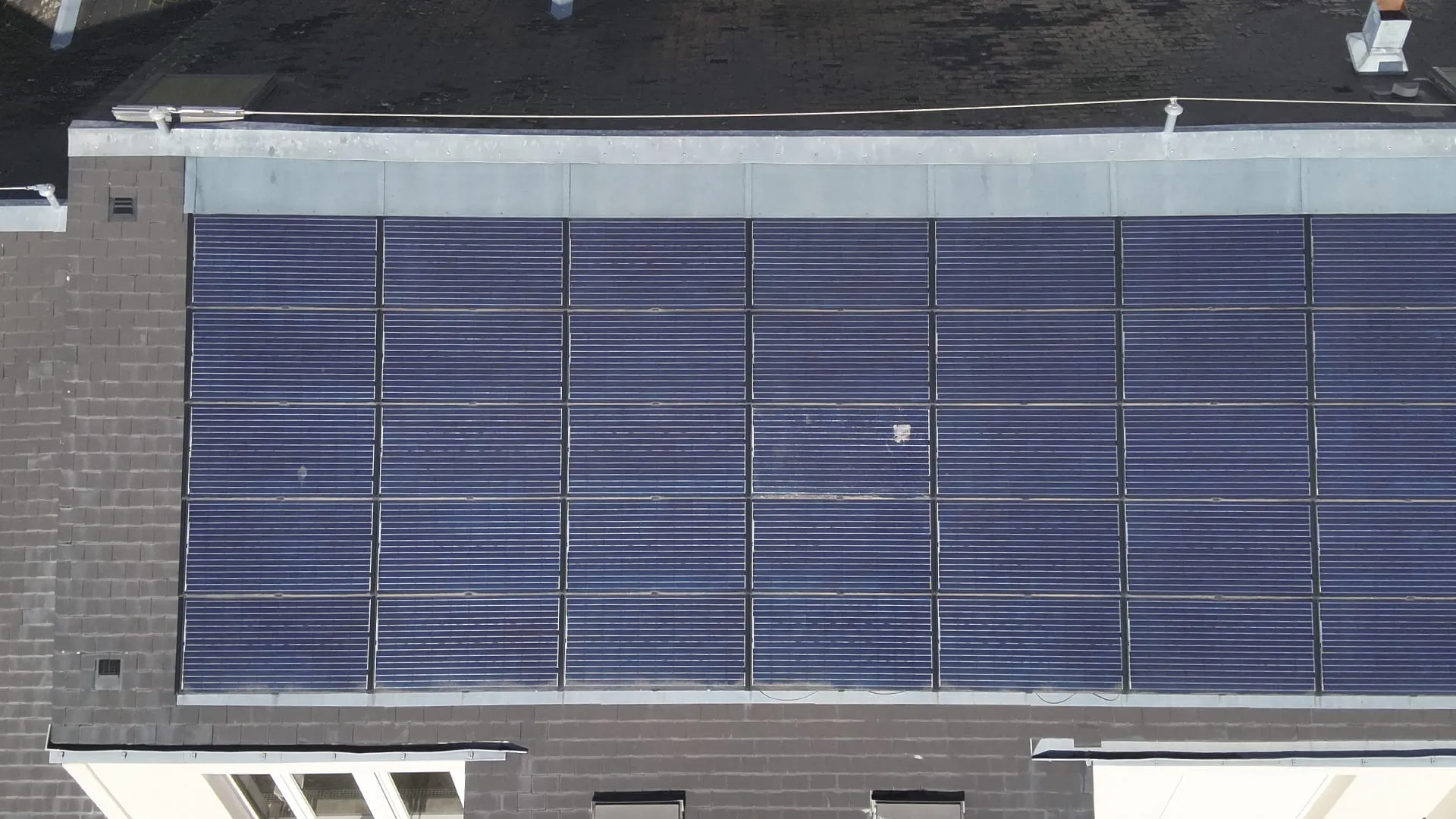 Panneaux photovoltaïques en toiture, vue par drone en lumière visible
