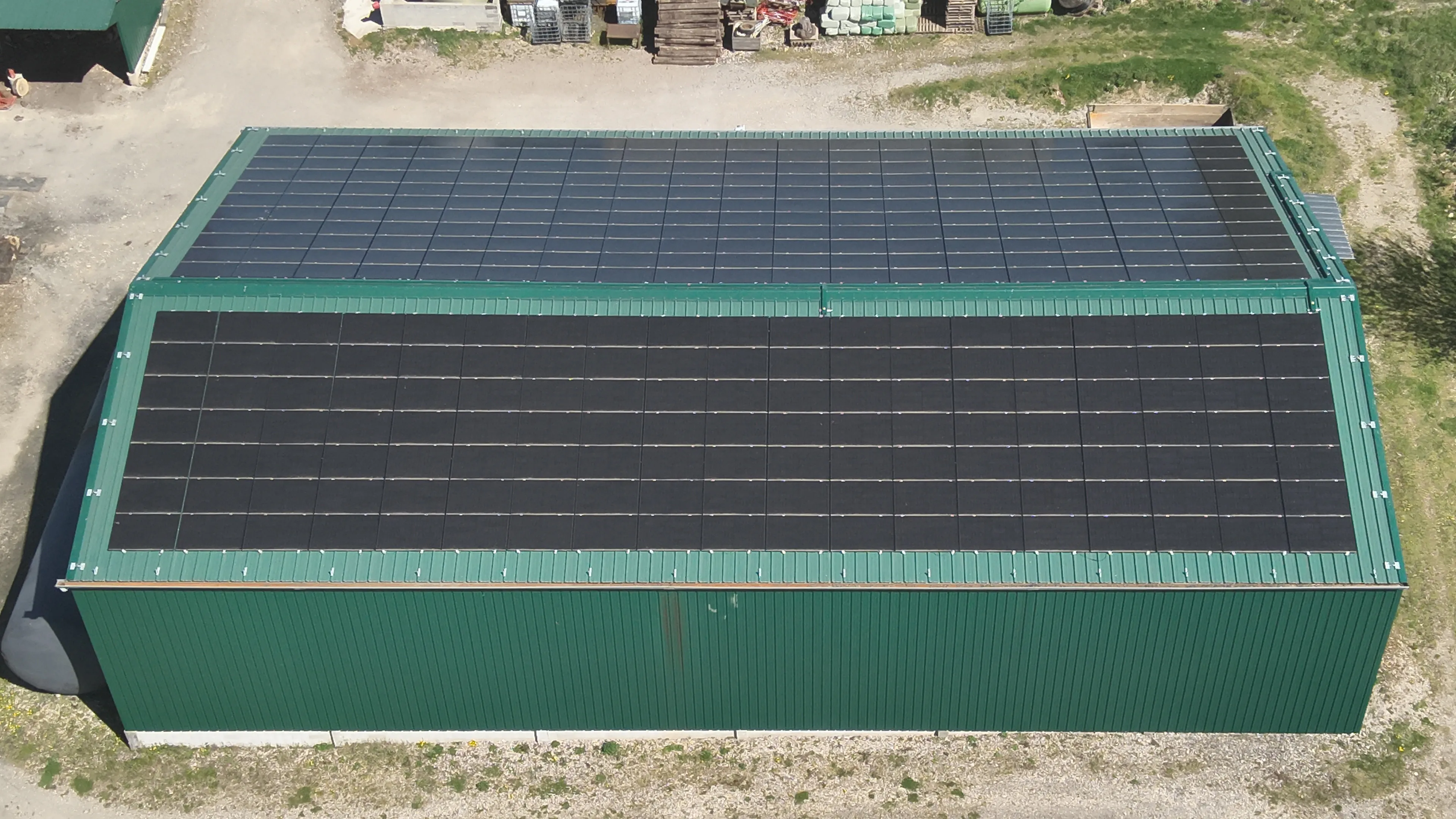 Toiture agricole entièrement couverte de panneaux photovoltaïques, vue par drone