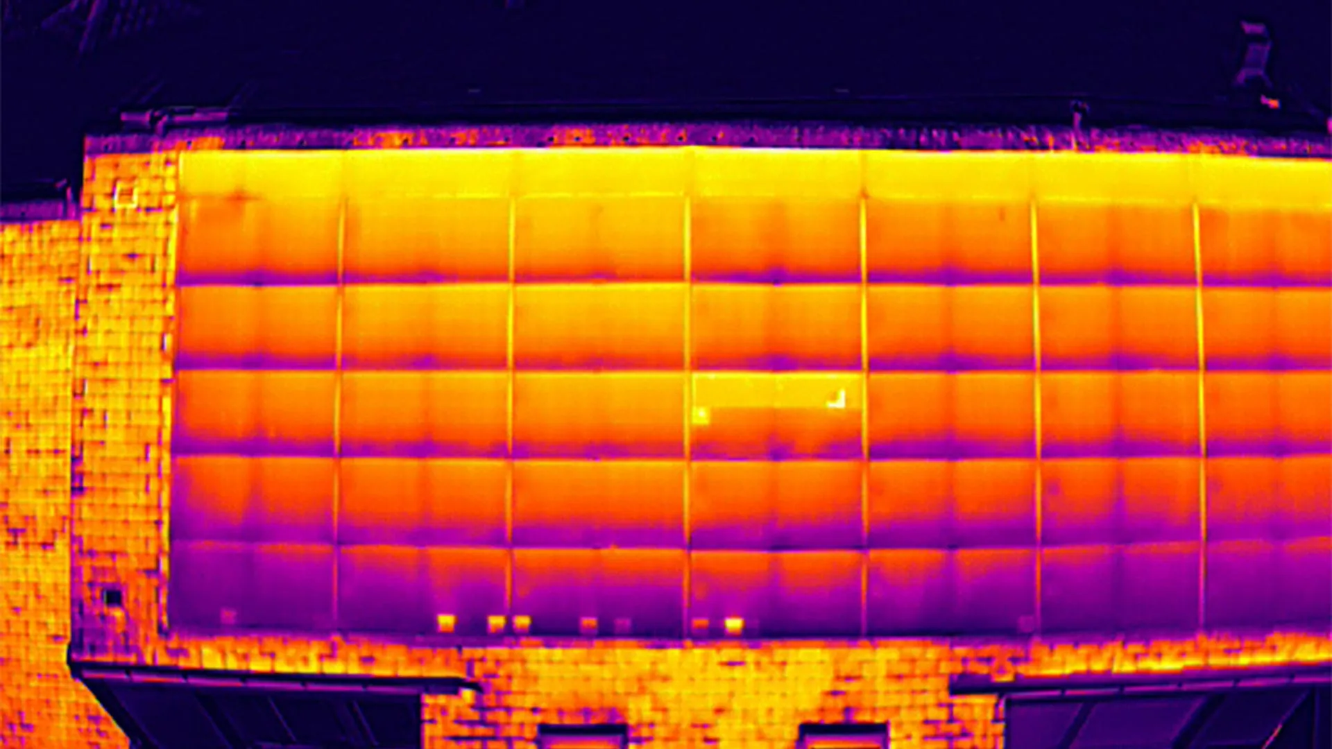 Même toiture en imagerie thermique : les points chauds signalent les modules défaillants