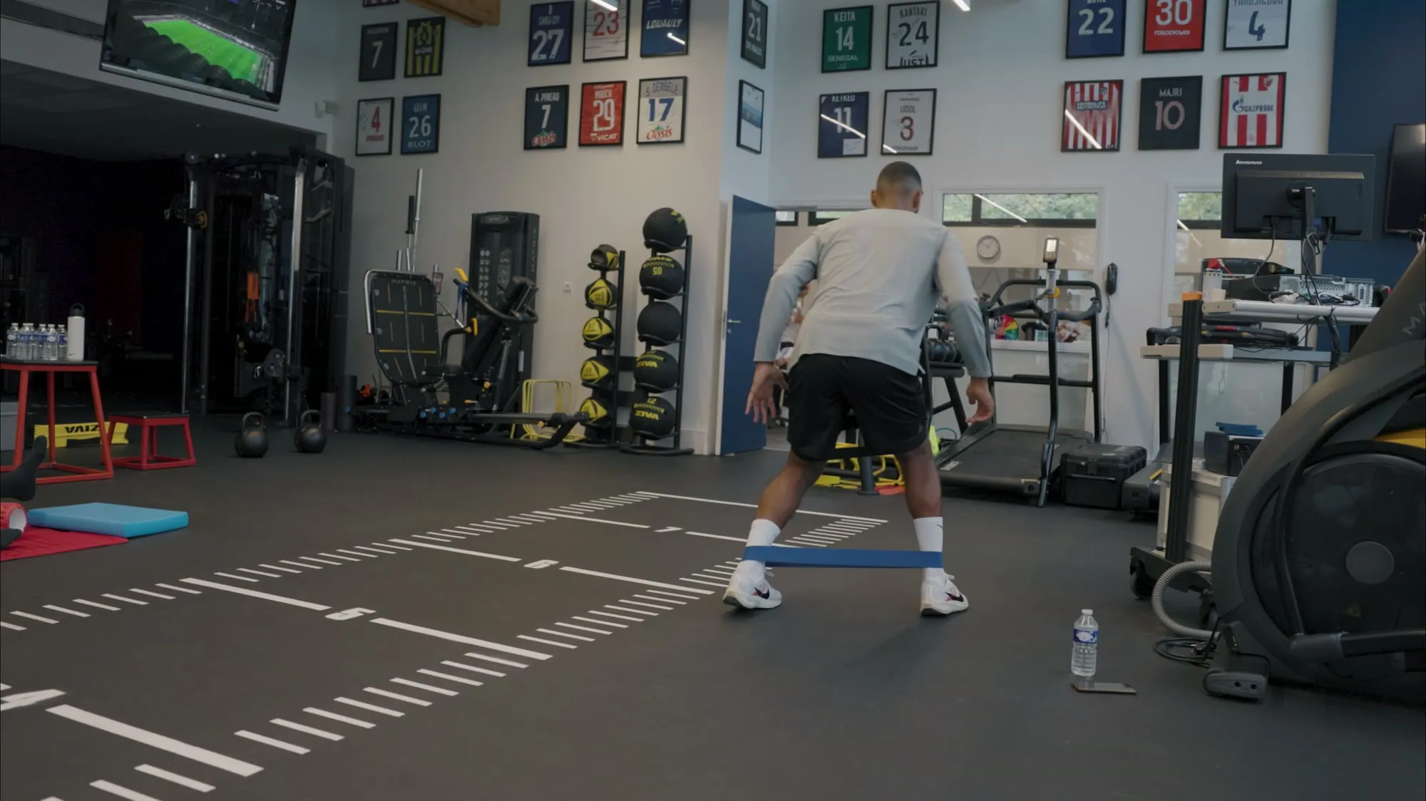 Athlète à l’entraînement dans une salle de sport, plan d’un reportage
